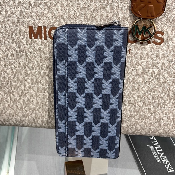 Michael Kors Men’s Women’s Cooper Tech Zip Around Wallet
Navy Multi Unisex
NWT - Picture 4 of 16